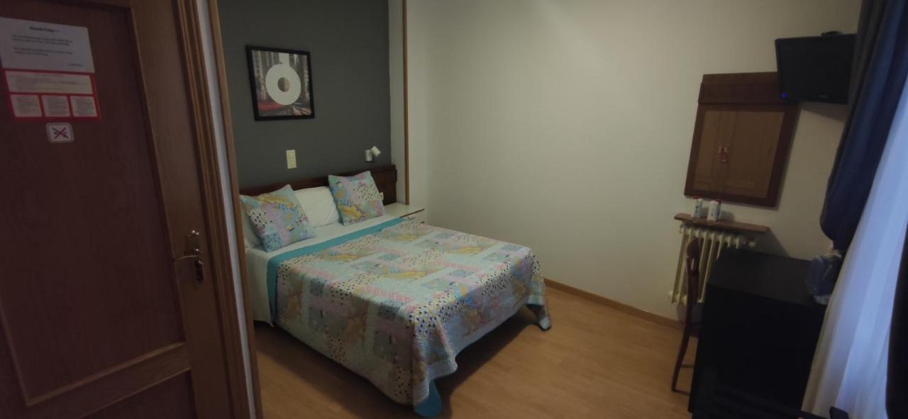 Hostal Felipe V Madrid Bagian luar foto