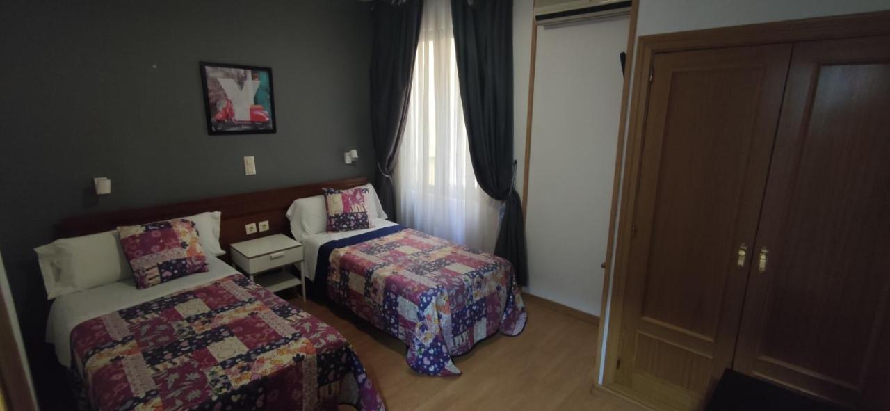 Hostal Felipe V Madrid Bagian luar foto