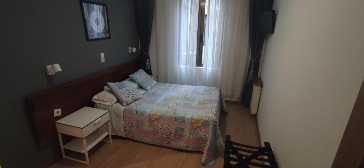 Hostal Felipe V Madrid Bagian luar foto