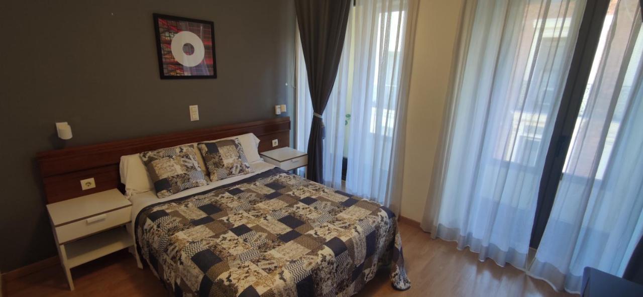 Hostal Felipe V Madrid Bagian luar foto