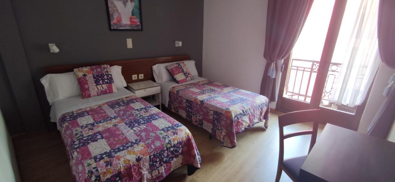Hostal Felipe V Madrid Bagian luar foto