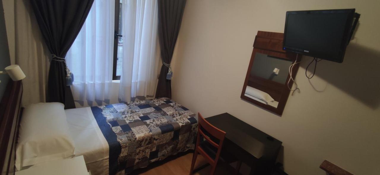 Hostal Felipe V Madrid Bagian luar foto