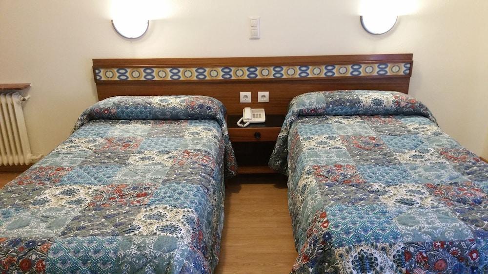 Hostal Felipe V Madrid Bagian luar foto