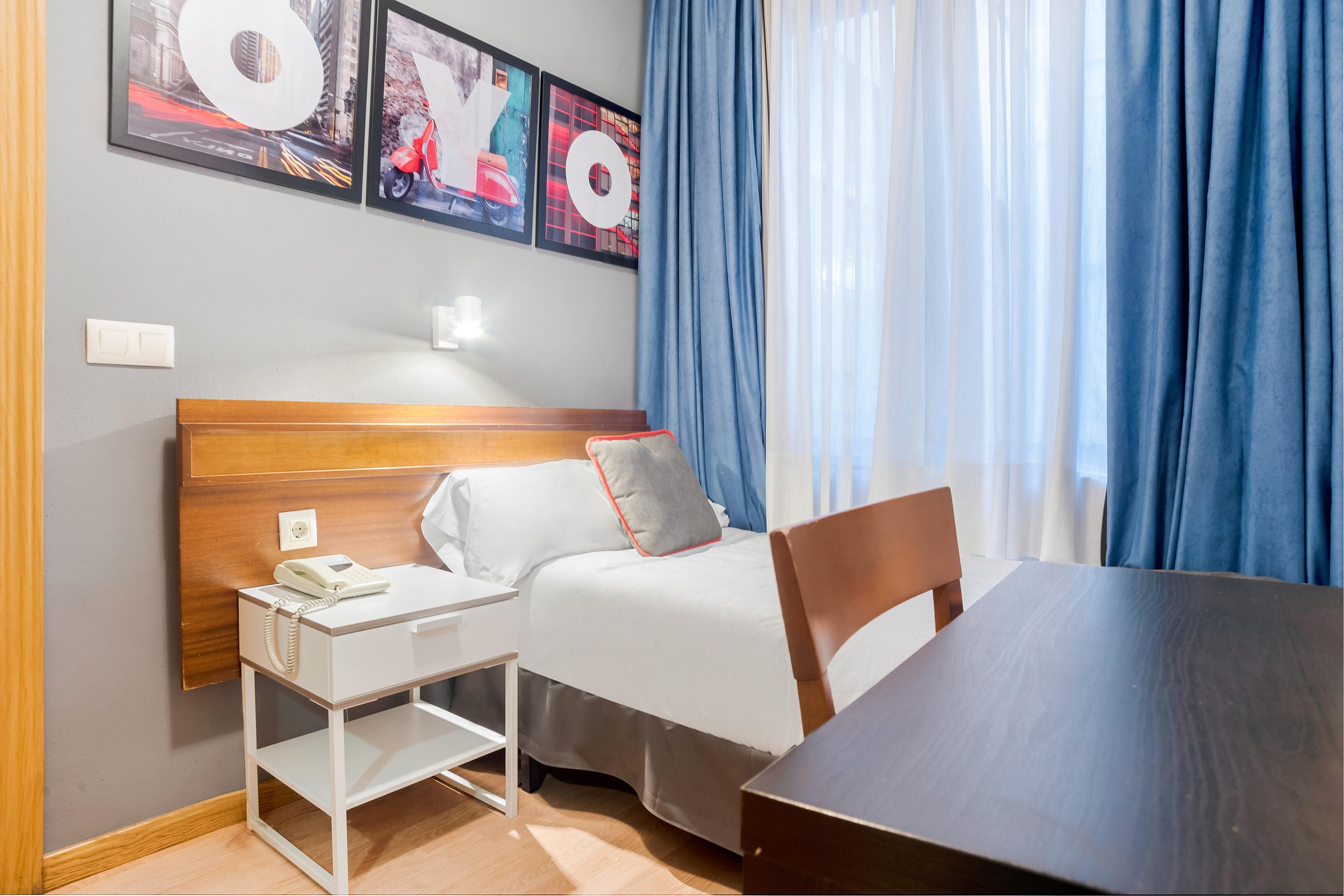 Hostal Felipe V Madrid Bagian luar foto