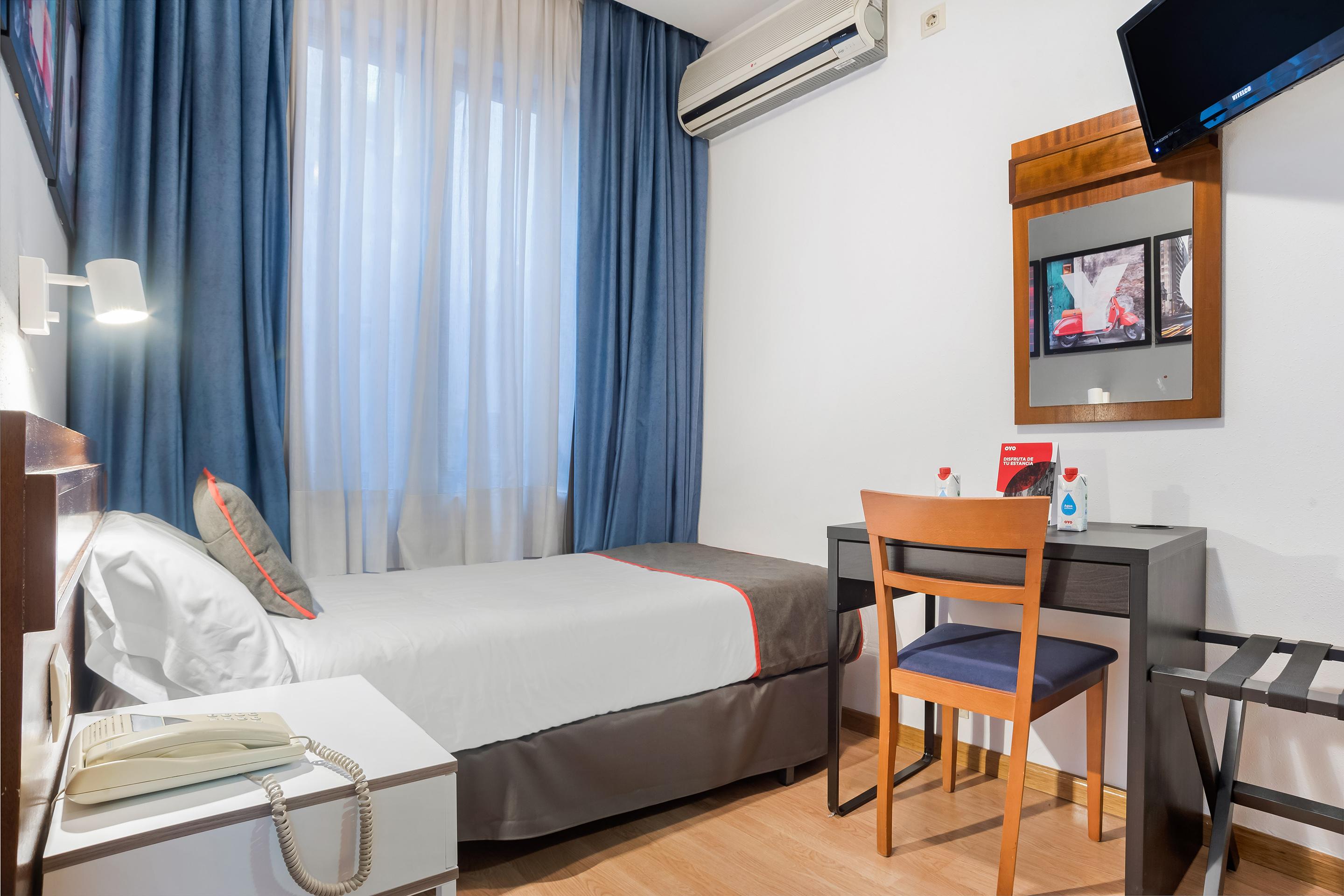 Hostal Felipe V Madrid Bagian luar foto