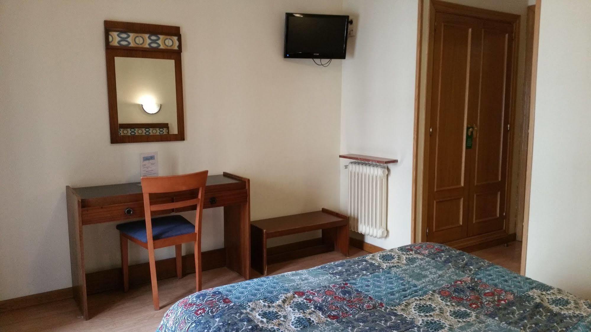 Hostal Felipe V Madrid Bagian luar foto