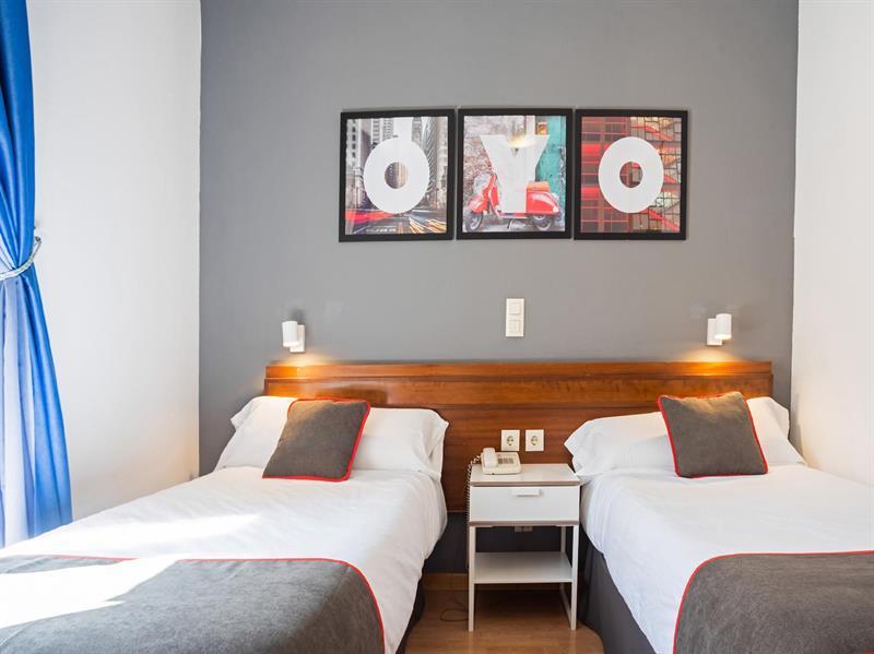 Hostal Felipe V Madrid Bagian luar foto